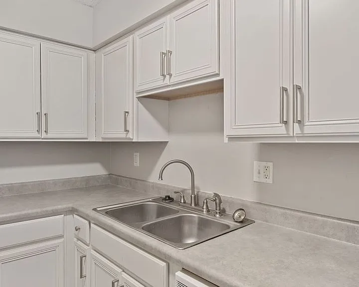River Edge Apartments — Photo 7