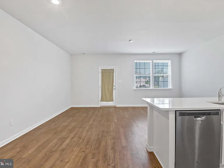 37 Arlotta St #37 — Photo 8