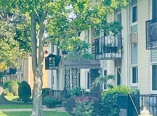 9205 Potter Rd APT 2H, Des Plaines, IL 60016