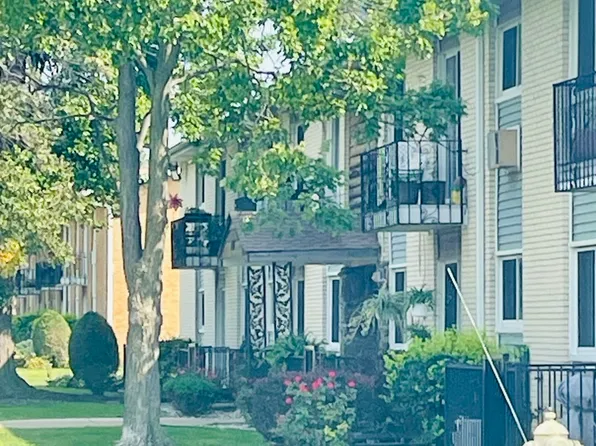 9205 Potter Rd APT 2H, Des Plaines, IL 60016