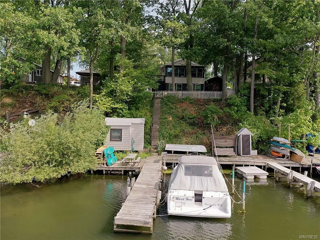 1048 Creek Ln photo 1