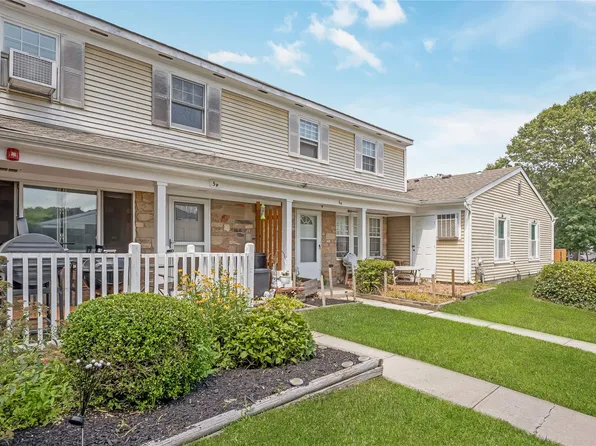 5F Valley Forge Court, Ridge, NY 11961