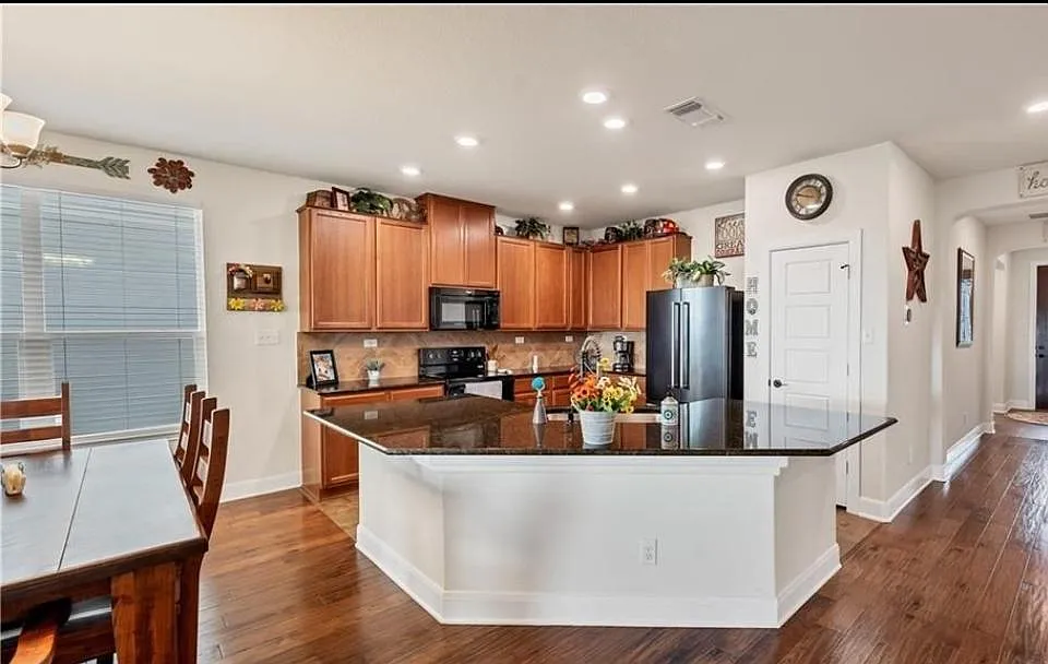 3 bed, 2.5 bath, 2100 sqft, $2,100 — Photo 2
