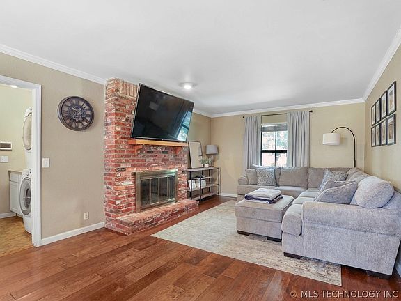 3rd image of 707 W Utica St