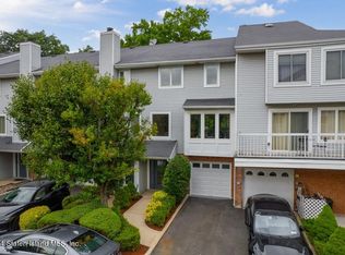 67 Commodore Dr, Staten Island, NY 10309