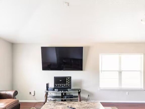 4th image of 925 Allencrest Dr