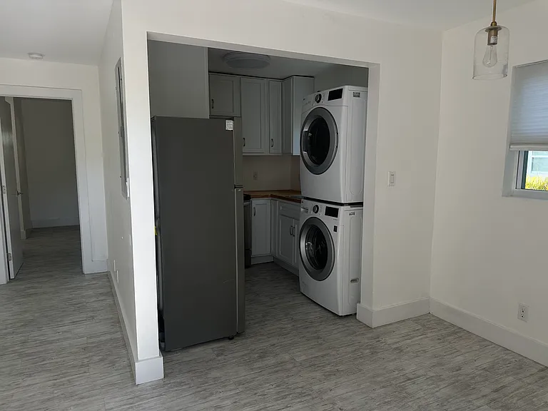 35 SW 6th St #2 — Photo 9