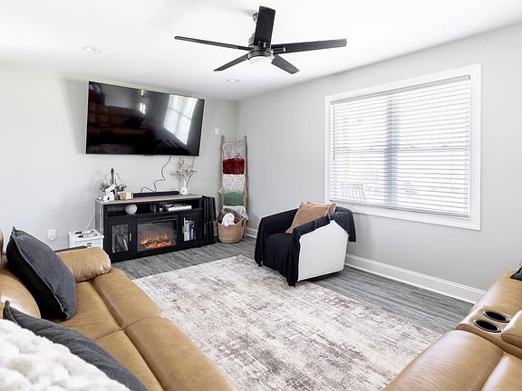4th image of 165 Robertson Ln
