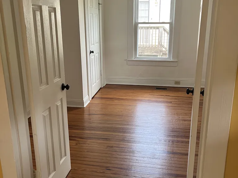 221 Warren Ave — Photo 9