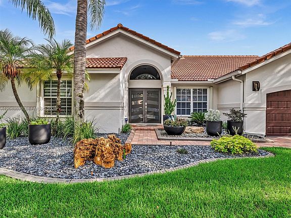 4th image of 639 Verona Pl