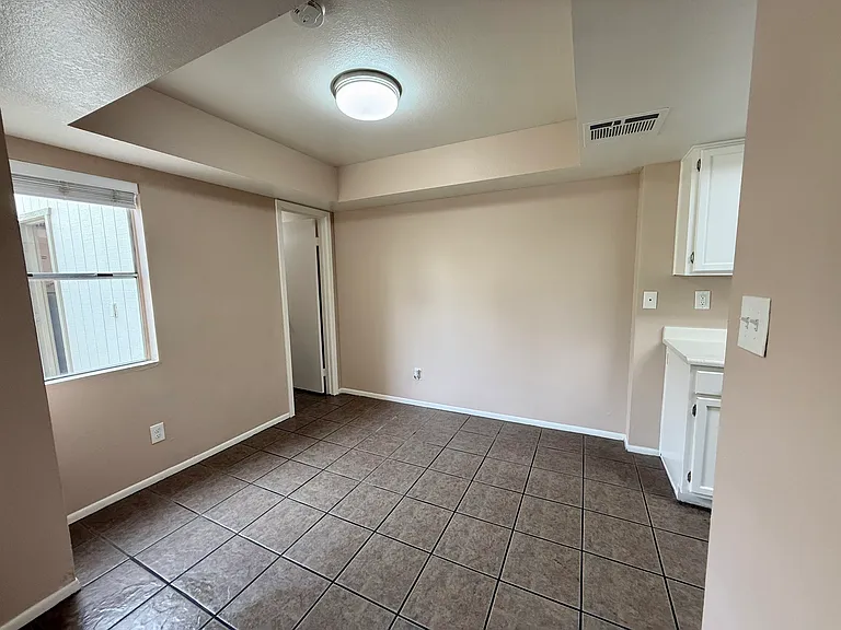 5847 N 48th Dr — Photo 7