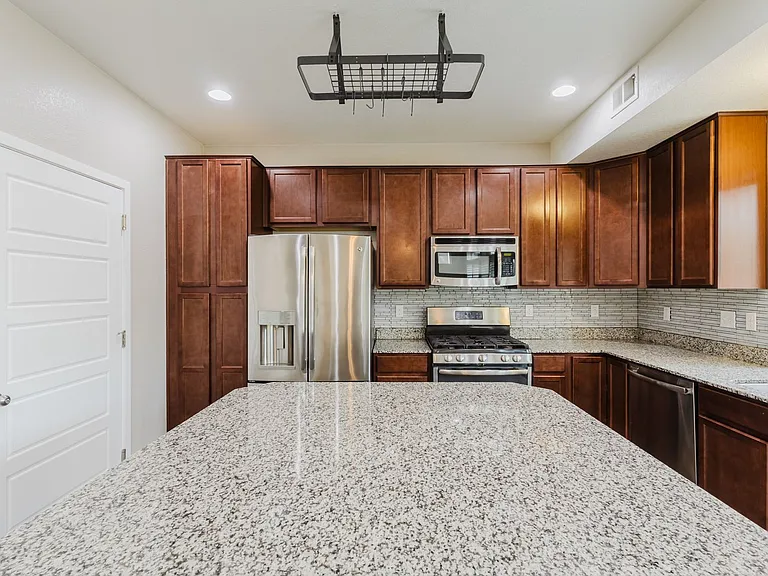 2656 Champagne Ave — Photo 5