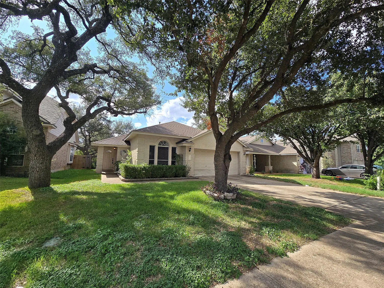 4 bed, 2.0 bath, 1833 sqft, $2,400 — Photo 3