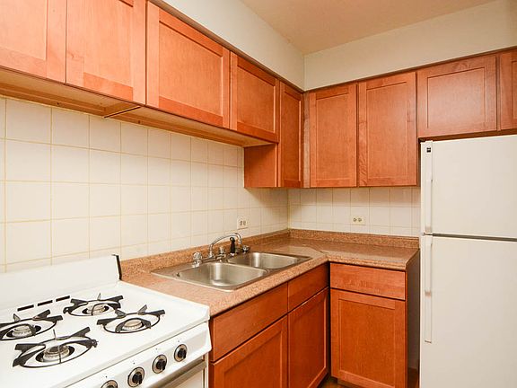 3rd image of 510 W Briar Pl APT 410