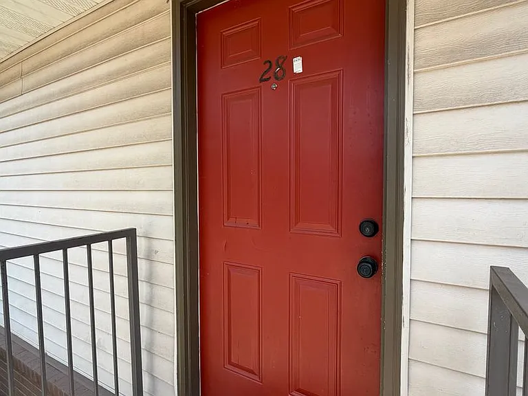 449 N Donahue Dr #D28 — Photo 1