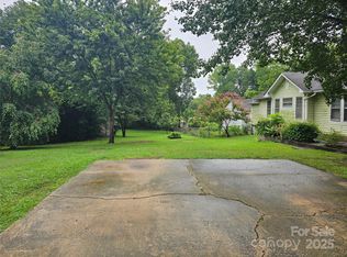 15 Fisher Ferry St, Thomasville, NC 27360