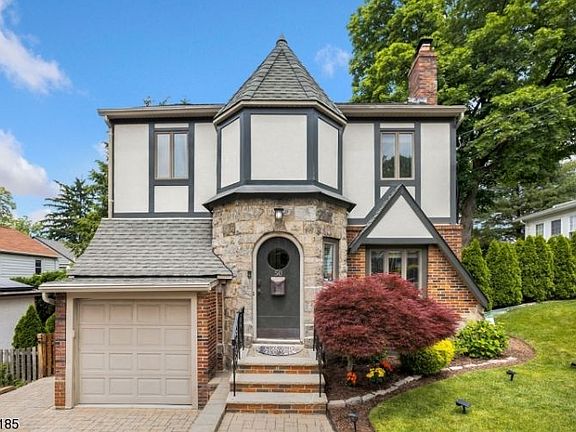 4th image of 50 Evelyn Pl