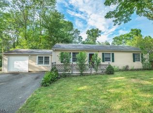 150 Mountain Cir S, West Milford, NJ 07480