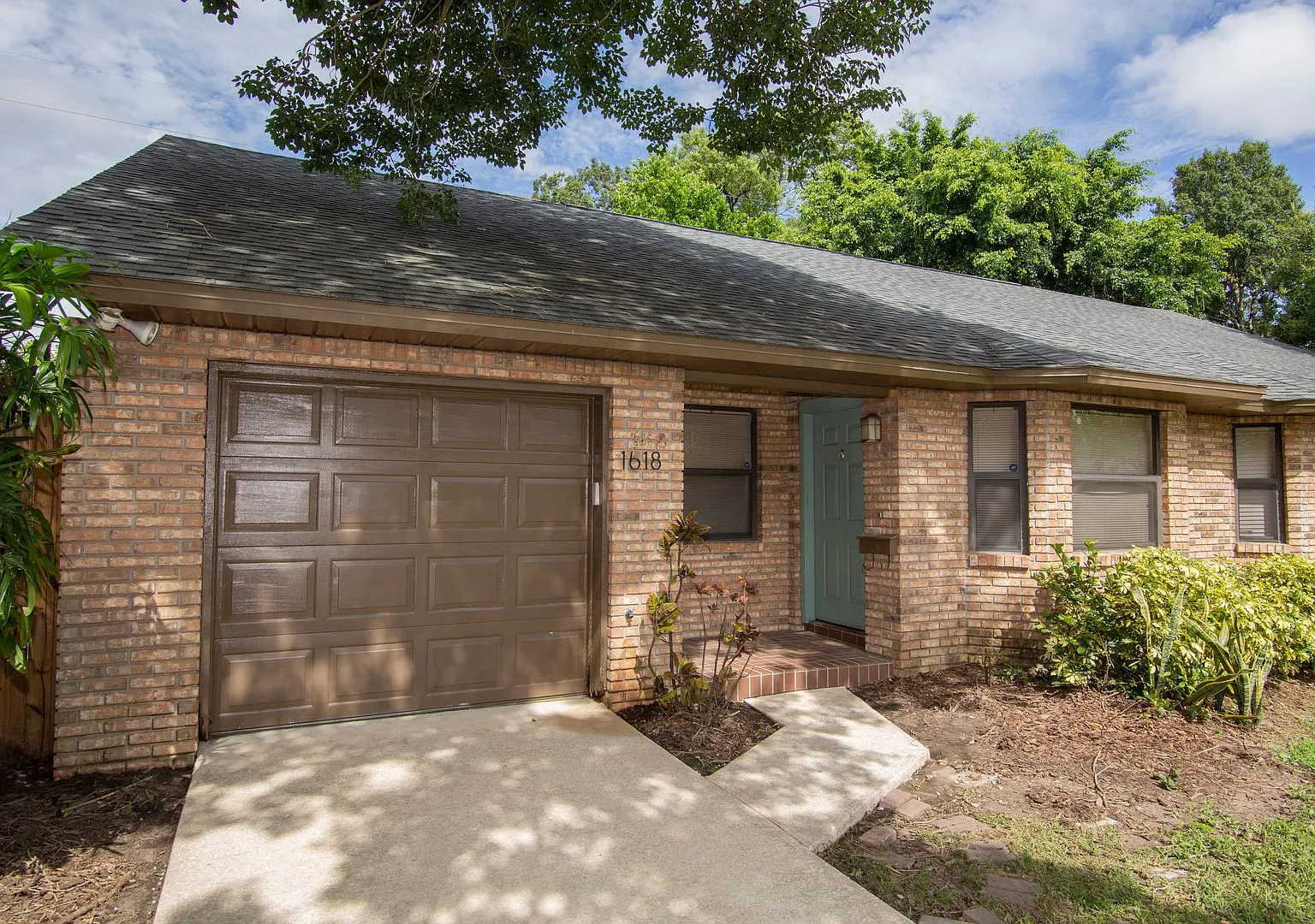 2/2 half duplex with garage in Lake Formosa Neighborhood — Photo 1