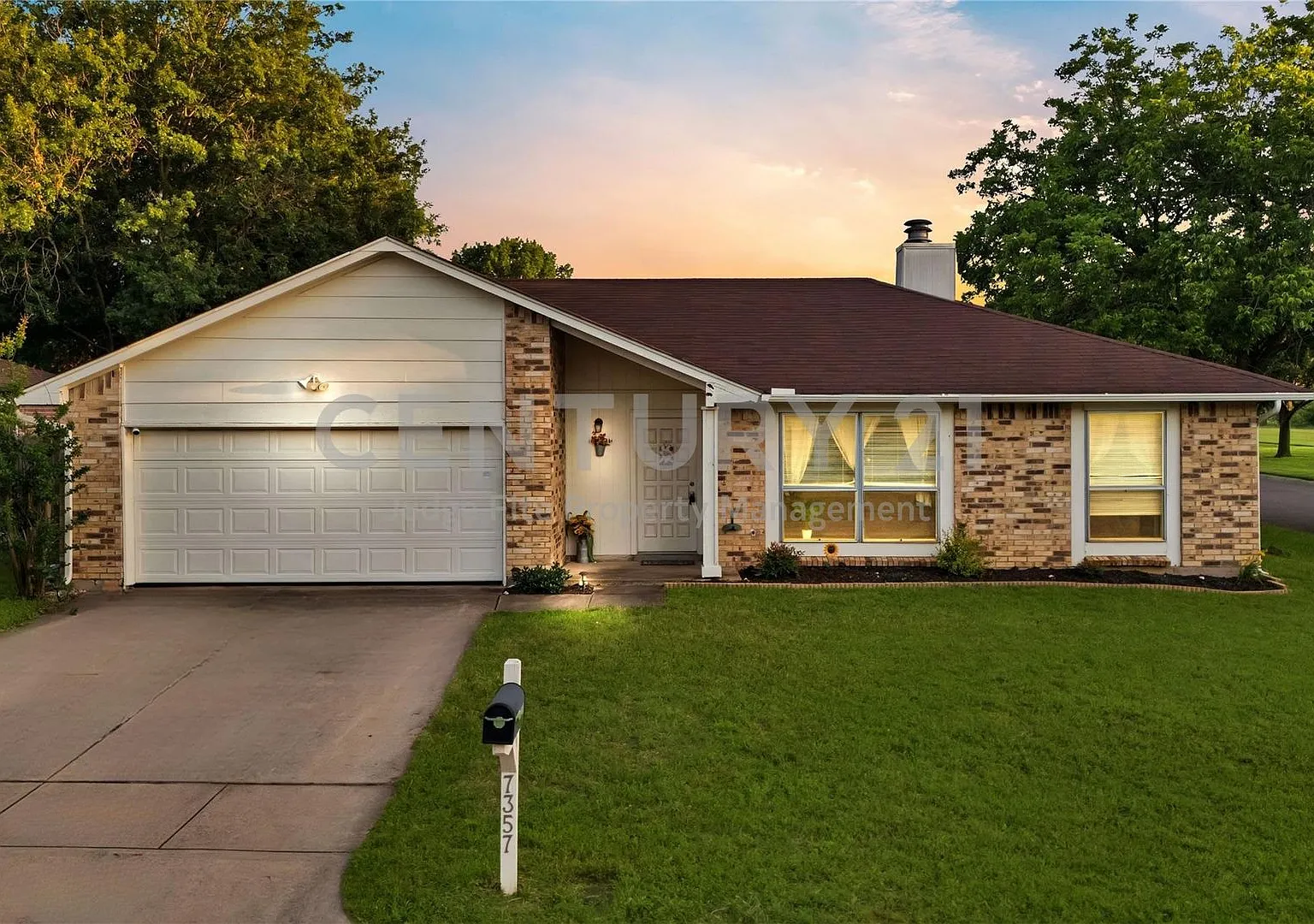 Sparkling Pool And Utilities Included...Wow! Beautifully Updated 4/2/2 With Sparkling Pool In For... — Photo 1