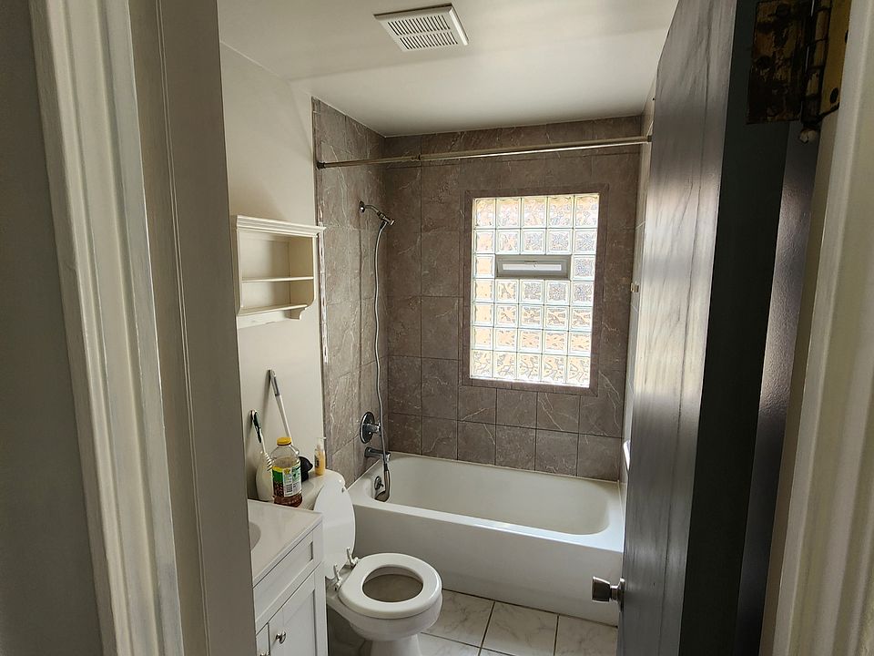 300 E Marshall St, photo 4