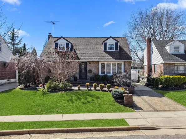 27 Crandall Drive, Mineola, NY 11501