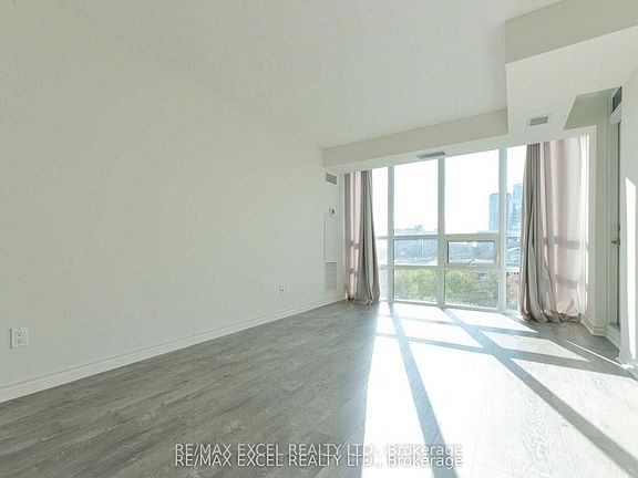 5th image of 25 Lower Simcoe St #815