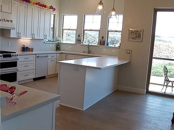 3rd image of 1021 Canyon Ln