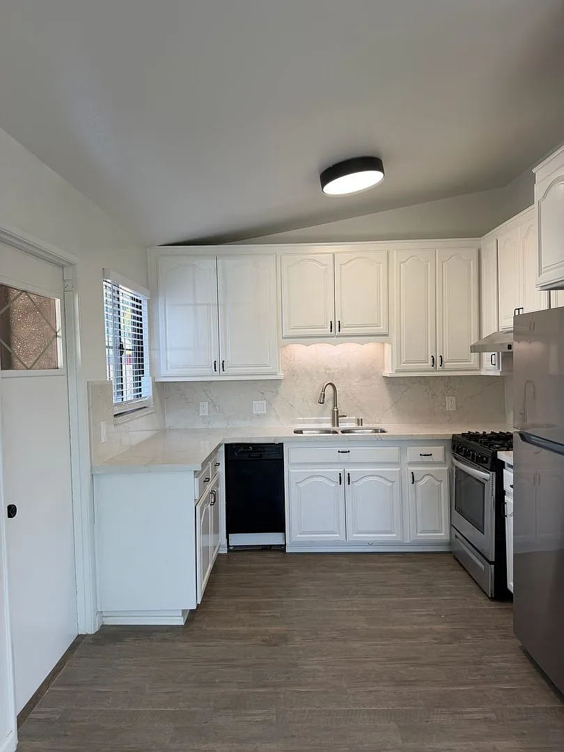 Remodeled single story, 3 bedroom, 2 car garage! — Photo 2