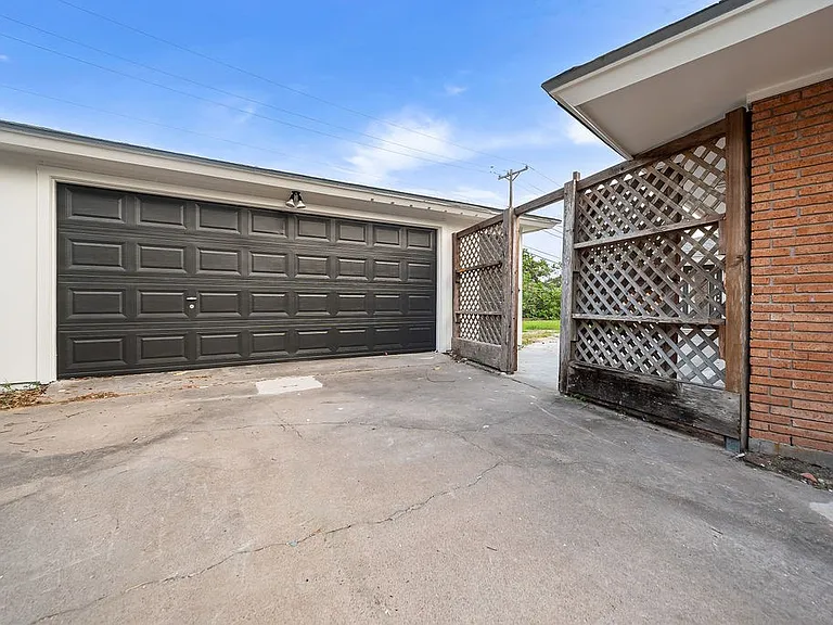445 Montclair Dr — Photo 10