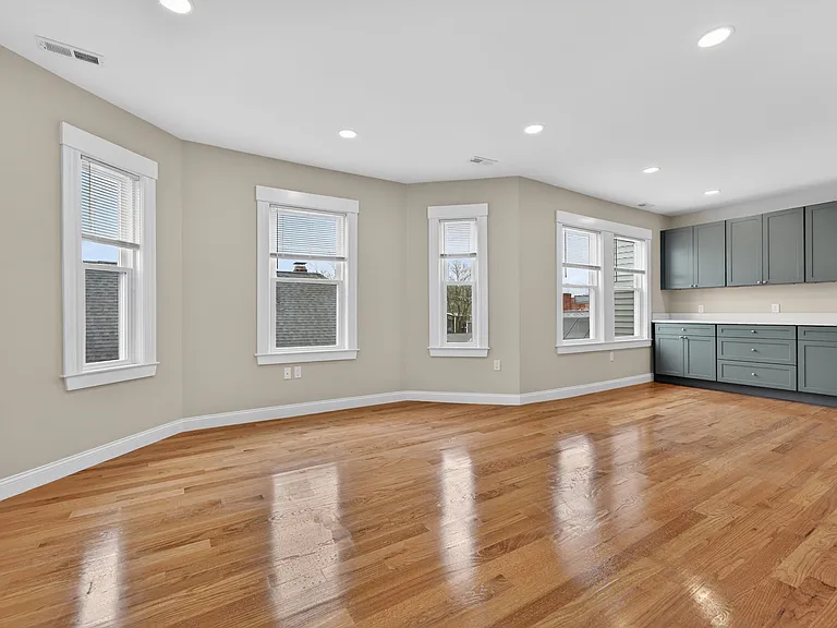 42 Almont St #STREET2L — Photo 2