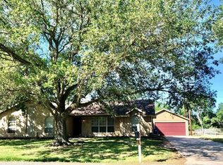124 Edgewood Dr, Van Vleck, TX 77482