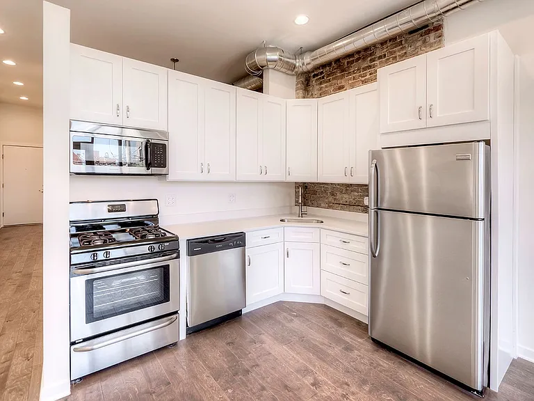 1532 W Chicago Ave — Photo 10