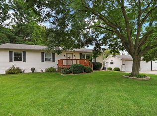906 Lakeview Dr, Silver Lake, WI 53170