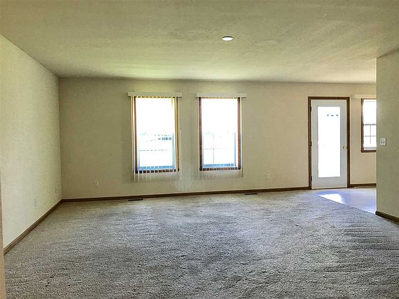 3rd image of 3040 Warwickshire Dr
