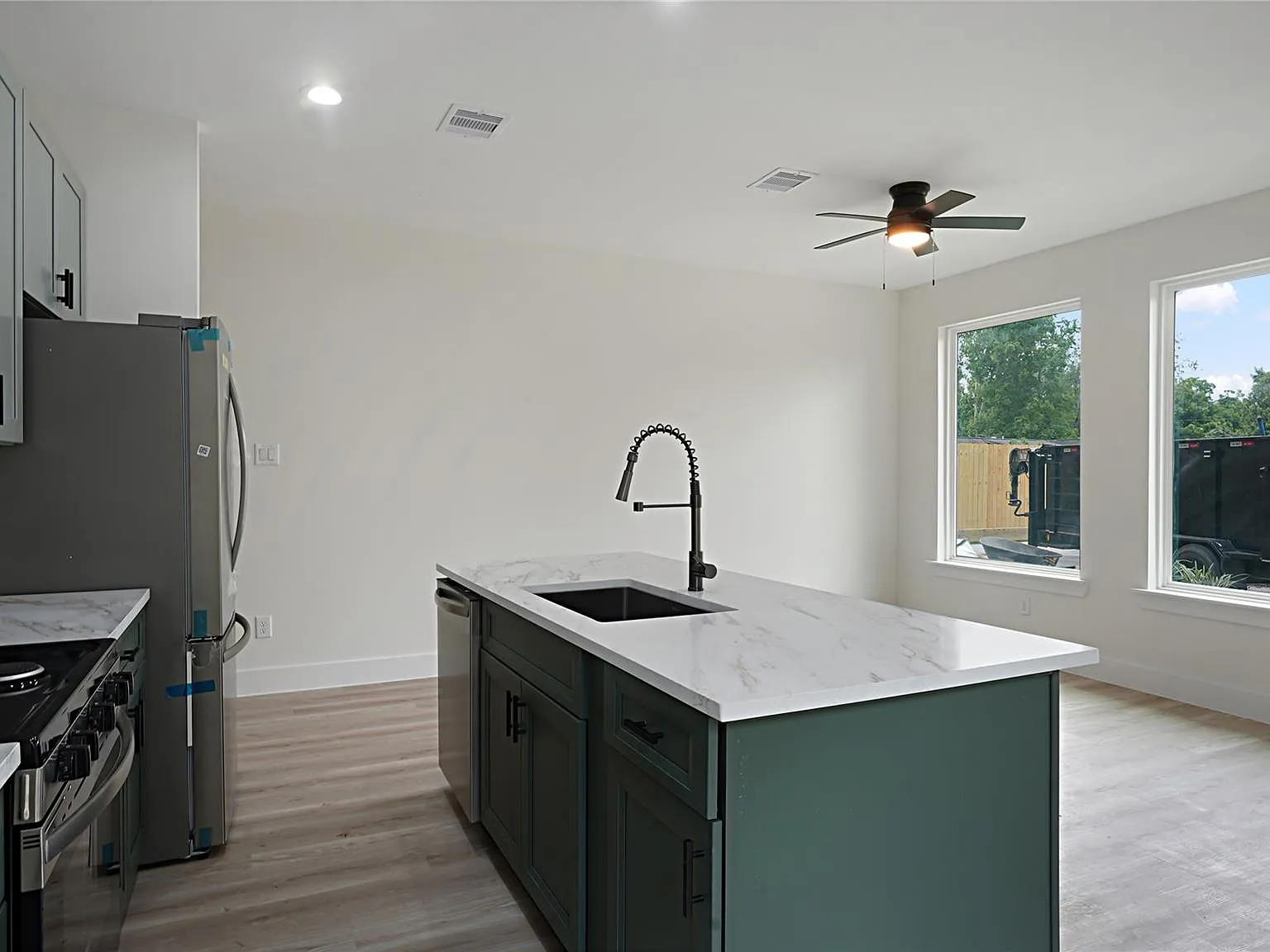 3 bed, 3.0 bath, 1400 sqft, $2,200 — Photo 4