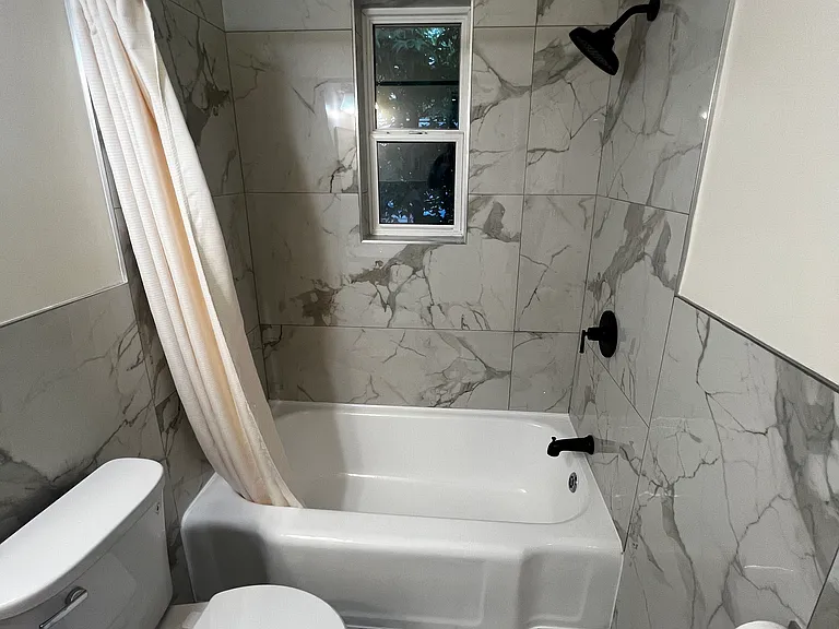 2404 Darrow St — Photo 14