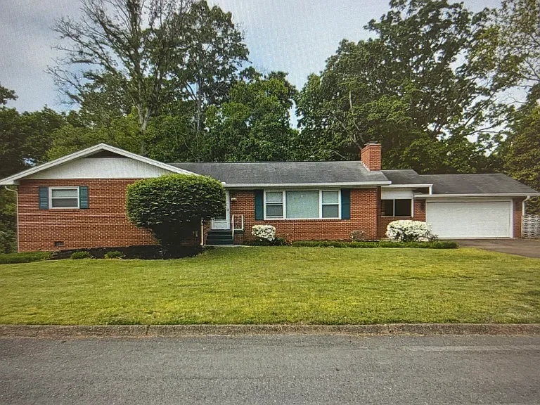 4913 Mandalay Rd — Photo 1