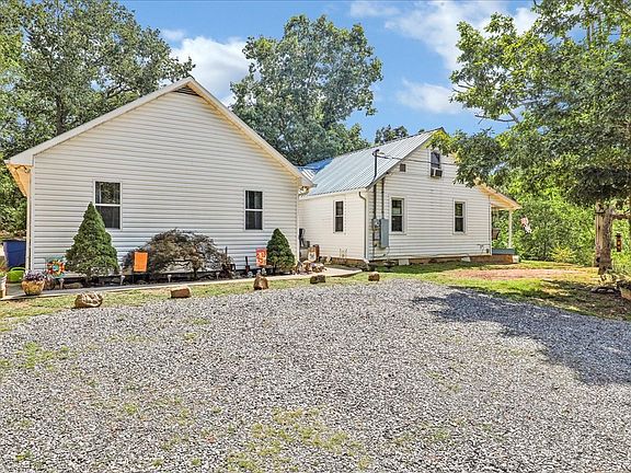 4th image of 1352 Helton Rd