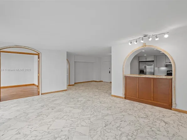 1450 Brickell Bay Dr APT 515, Miami, FL 33131