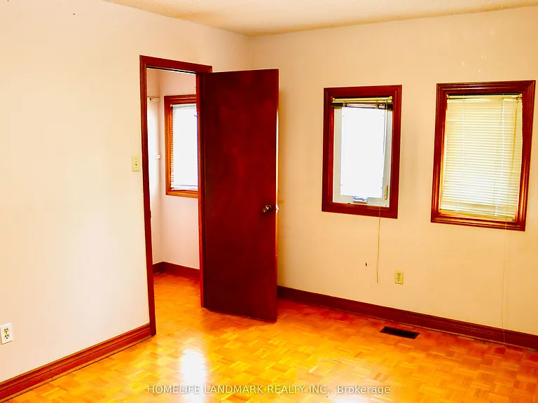 121 Harmonia Cres — Photo 33