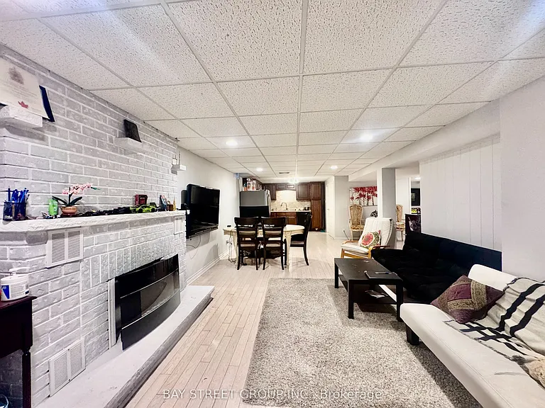 2082 Burbank Dr #LOWER — Photo 2