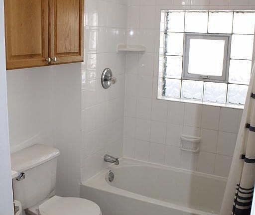 2nd image of 1502 W Melrose St #1226