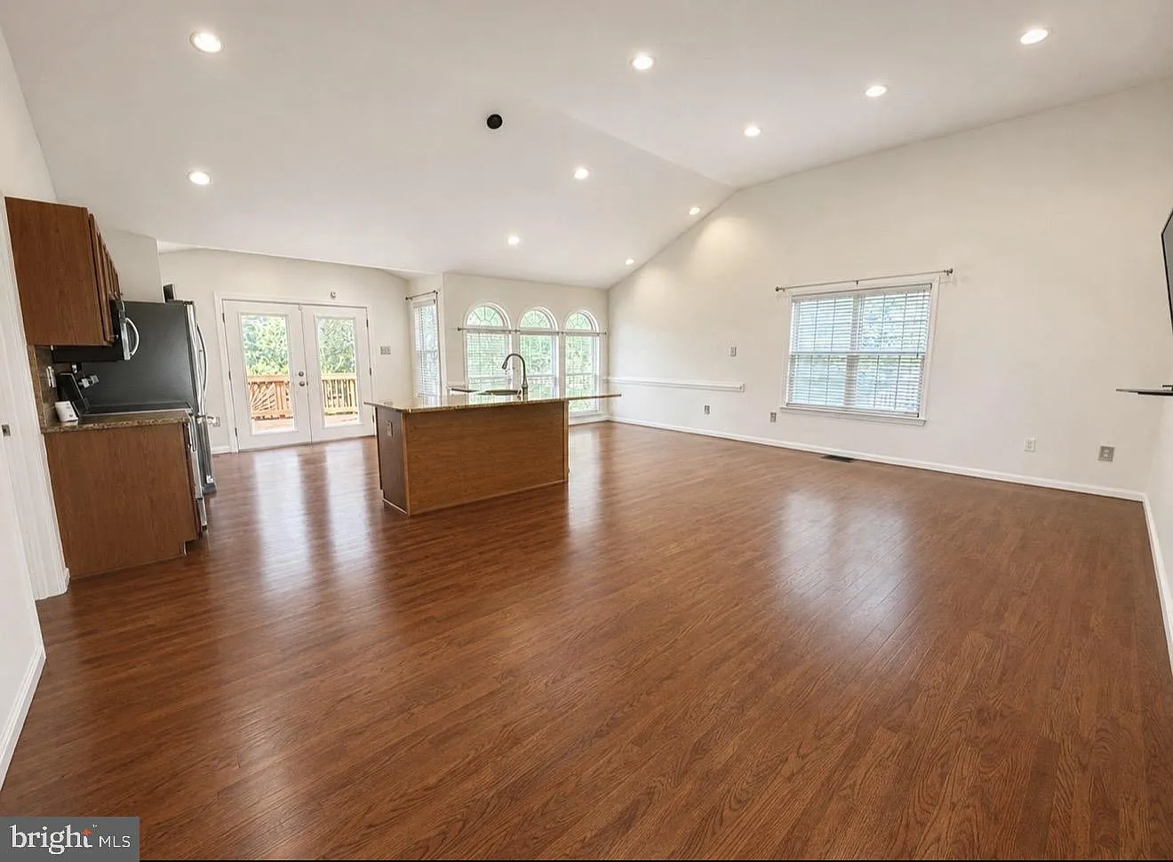 3 bed, 2711 sqft, $2,950 — Photo 2