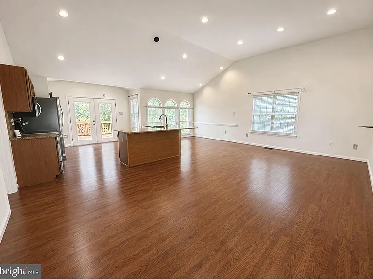1107 Station Dr — Photo 2