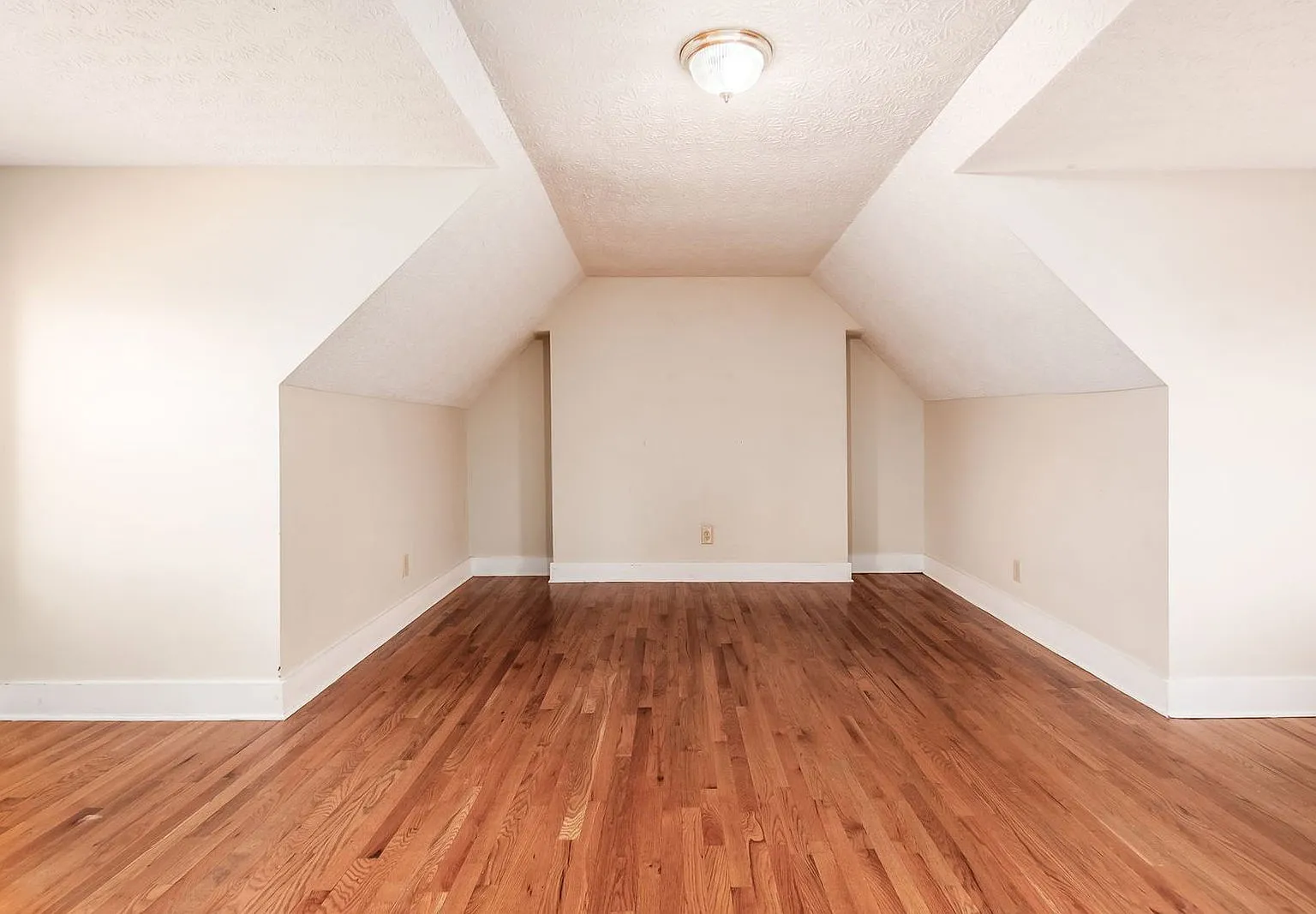 4 bed, 1.0 bath, $1,760 — Photo 2