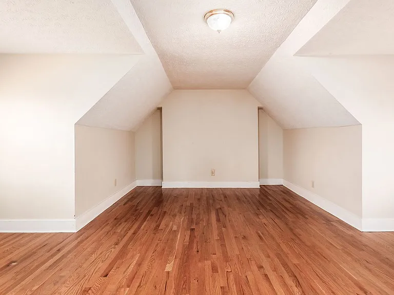 1371 Summit St #C — Photo 16