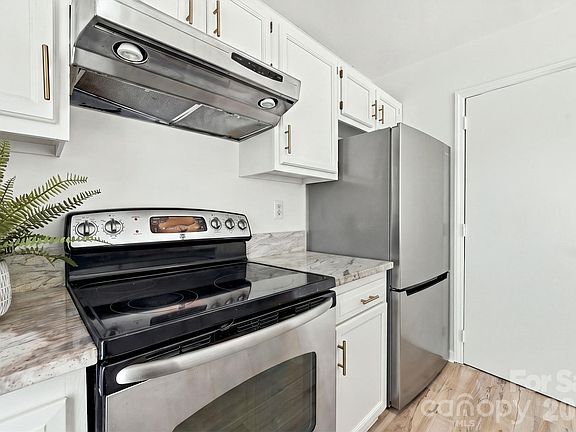 3rd image of 8231 Circle Tree Ln