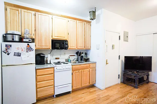 Rented by City Connections Realty | media 10