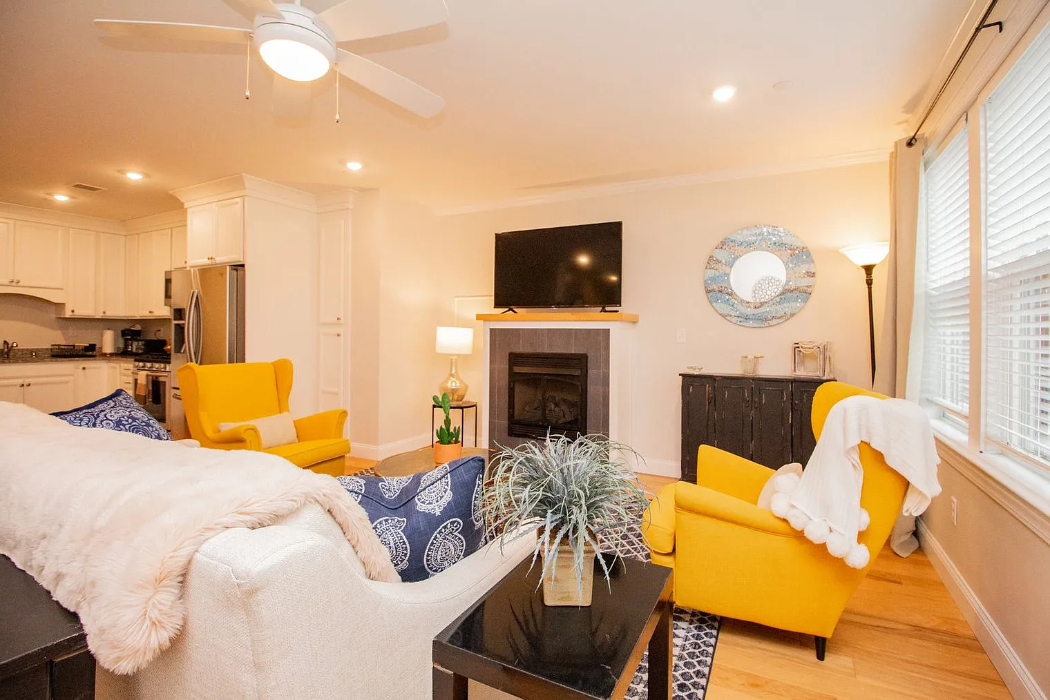 2 bed, 2.0 bath, 990 sqft, $6,598 — Photo 3